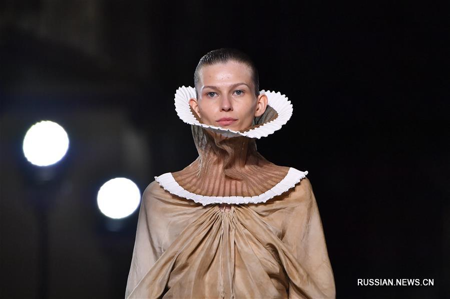 На Неделе моды в Париже презентована коллекция женщины-дизайнера Ван Чжи