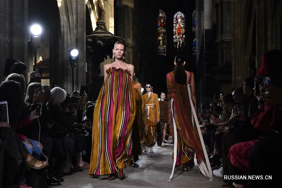 На Неделе моды в Париже презентована коллекция женщины-дизайнера Ван Чжи