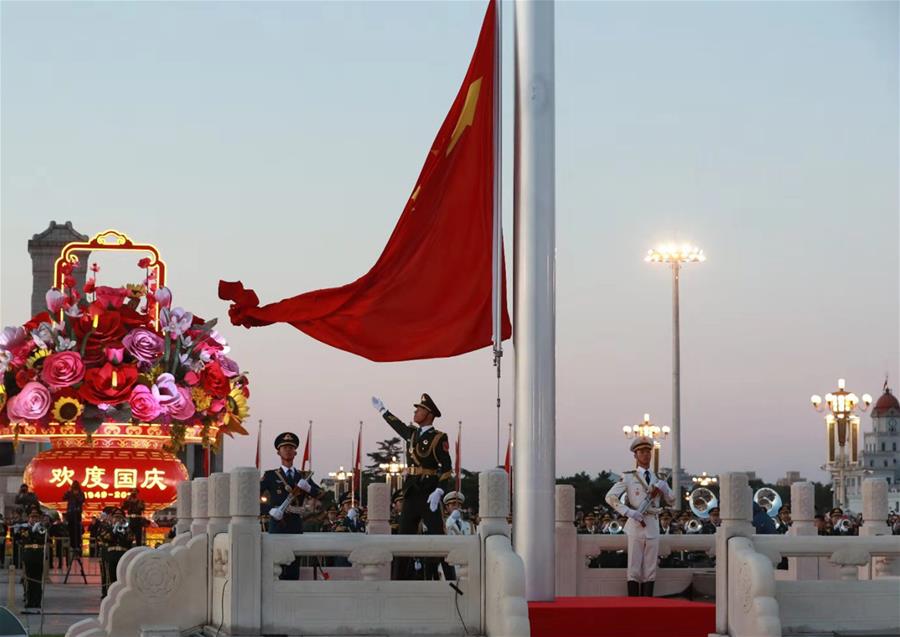 Церемония поднятия государственного флага КНР на площади Тяньаньмэнь