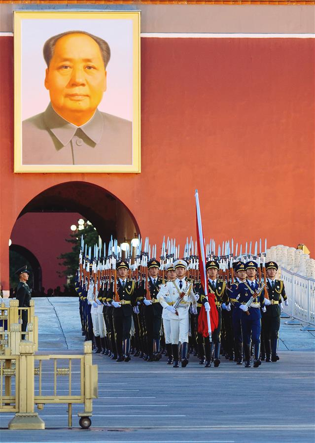 Церемония поднятия государственного флага КНР на площади Тяньаньмэнь