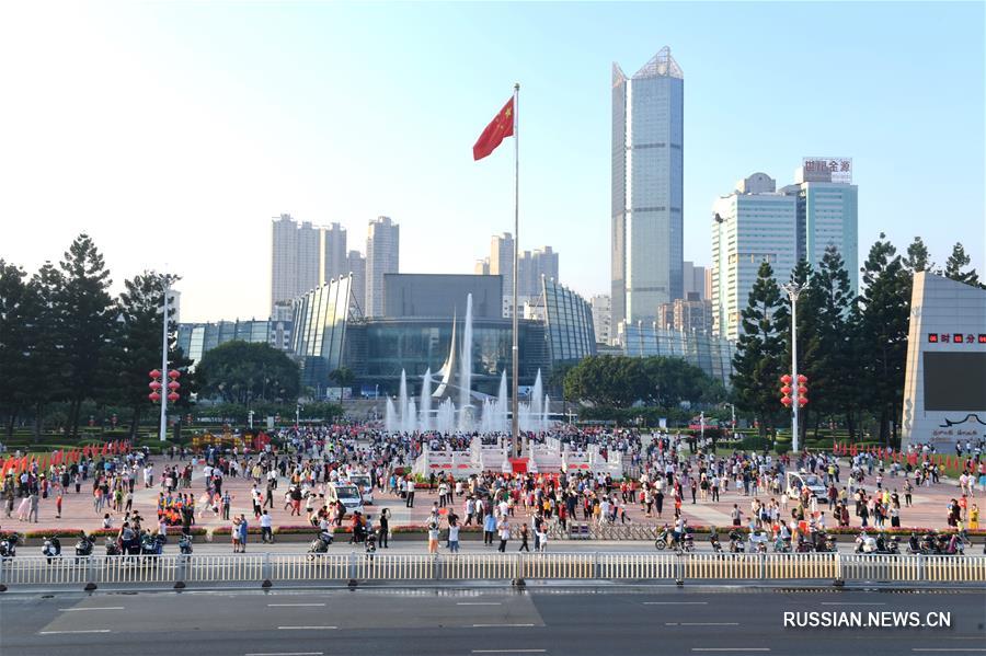 Китайцы начали отмечать 69-ю годовщину образования КНР с церемонии поднятия государственного флага
