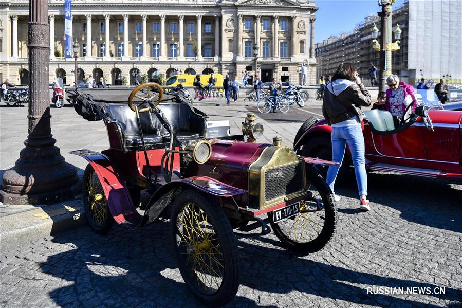В Париже состоялось шоу ретро автомобилей и мотоциклов