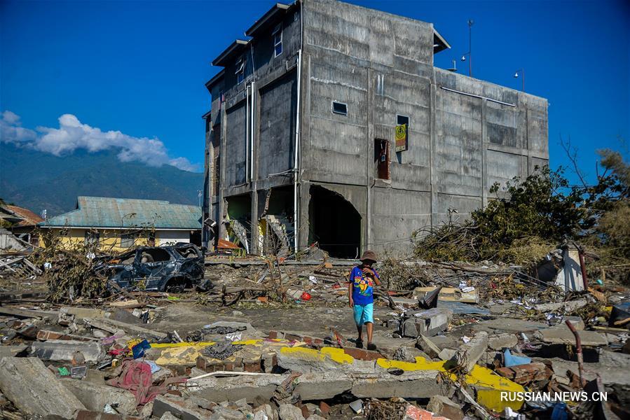 Число жертв землетрясения и цунами в Индонезии возросло до 844 человек