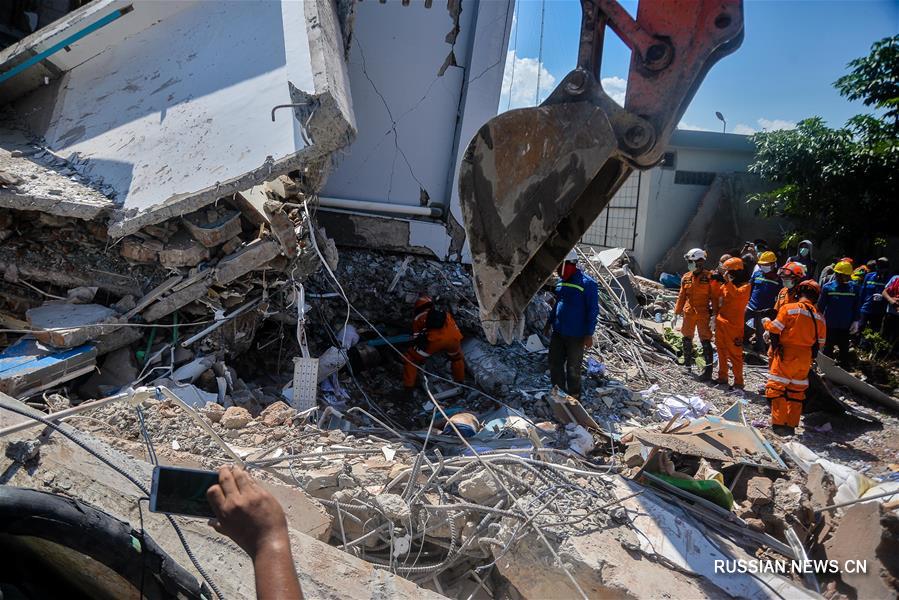 Индонезия борется с последствиями землетрясения и цунами 