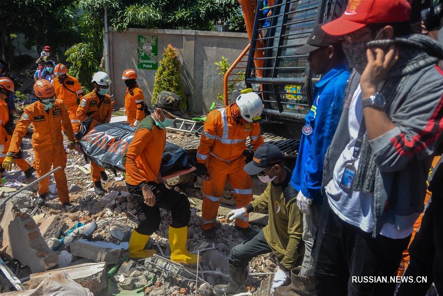 Индонезия борется с последствиями землетрясения и цунами 