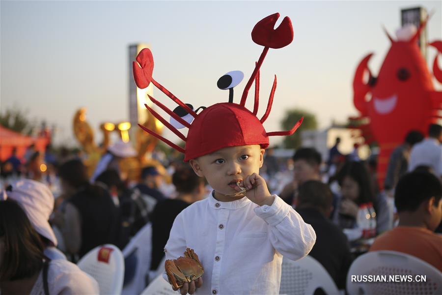 "Тысячи людей пробуют крабов" в провинции Цзянсу