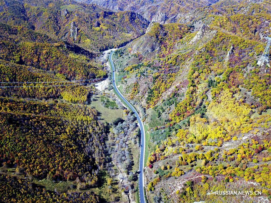 Осенние пейзажи в городе Чэндэ на севере Китая