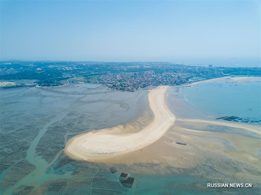 Песчаная дамба на море на востоке Китая