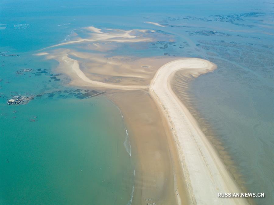 Песчаная дамба на море на востоке Китая