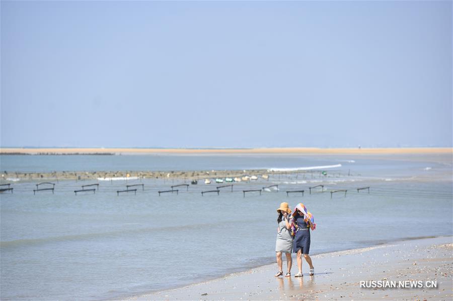 Песчаная дамба на море на востоке Китая