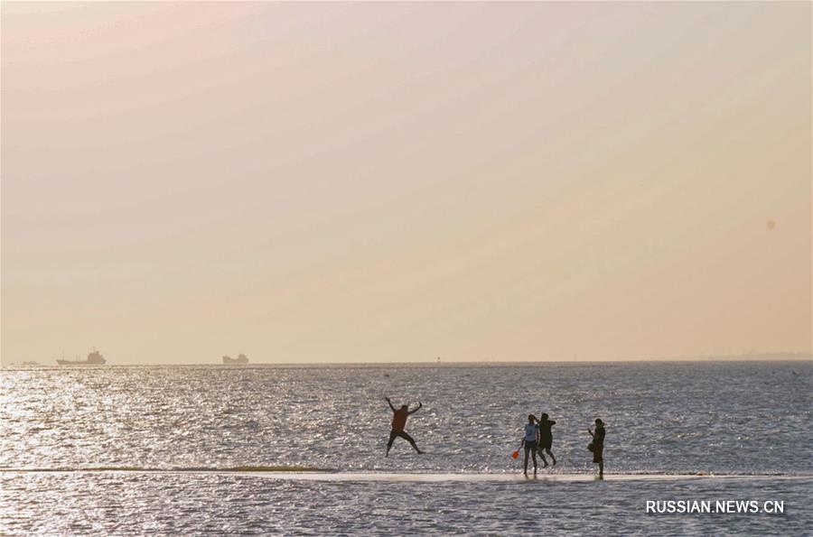 Песчаная дамба на море на востоке Китая