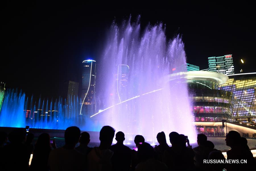 Жители города Ханчжоу любуются световым шоу "Я люблю тебя, Китай"