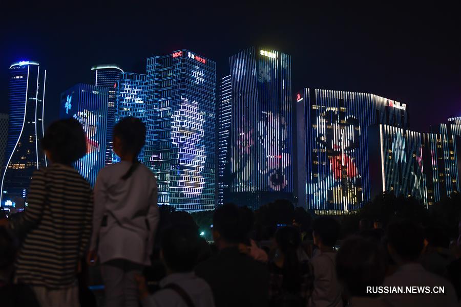 Жители города Ханчжоу любуются световым шоу "Я люблю тебя, Китай"