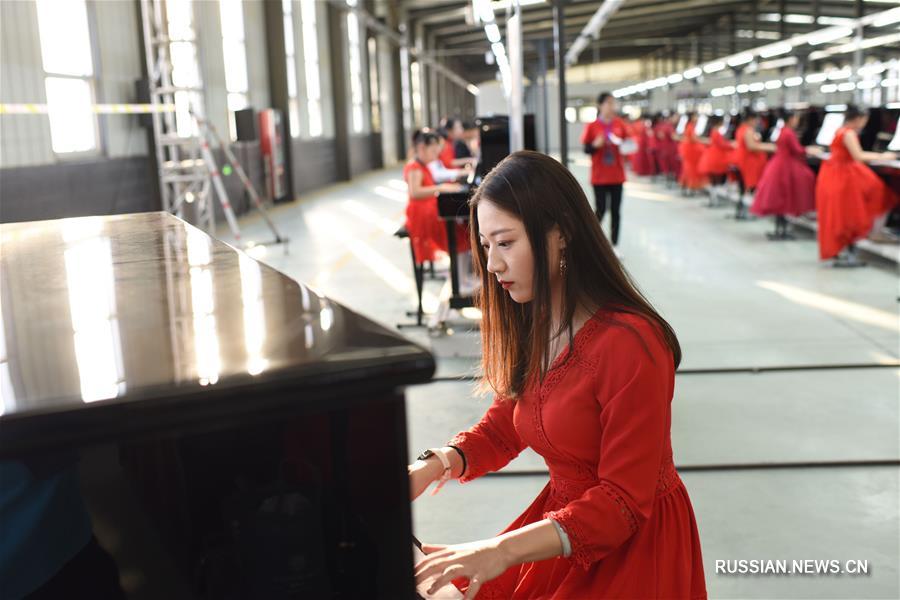Концерт 666 пианино в поддержку слепых детей на севере Китая