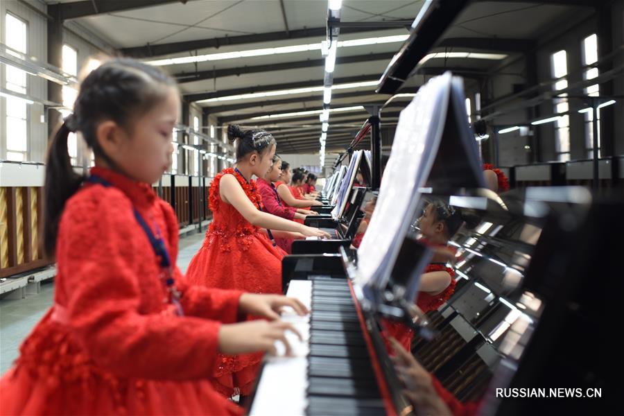 Концерт 666 пианино в поддержку слепых детей на севере Китая