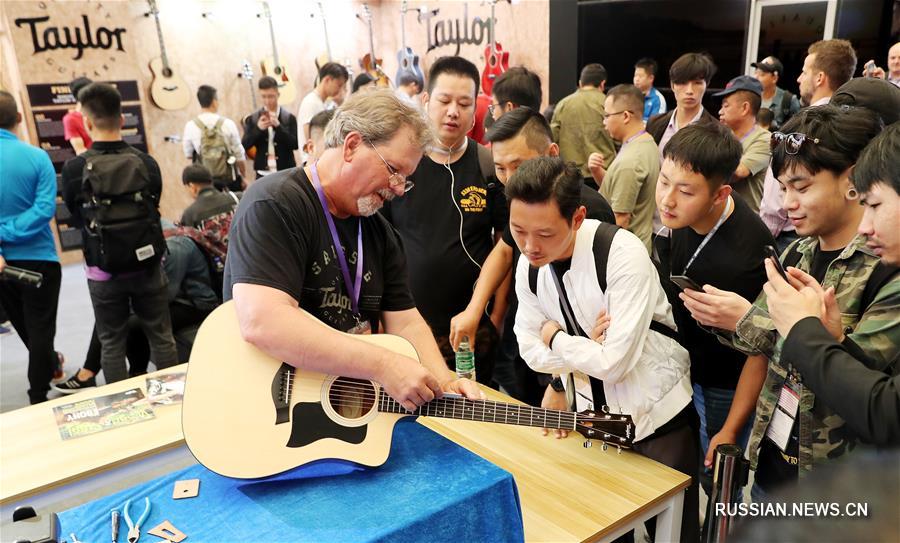 В Шанхае открылась международная выставка музыкальных инструментов 