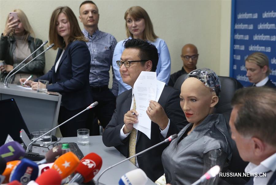 Китайский робот София посетила Киев с визитом