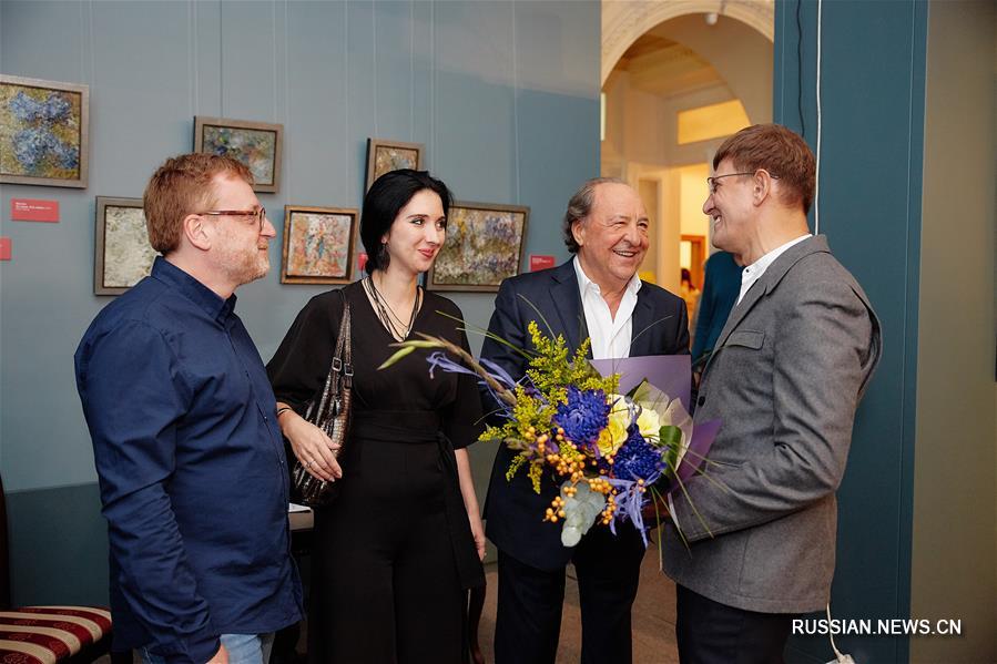 Во Владивостоке проходит выставка художника Ильи Бутусова