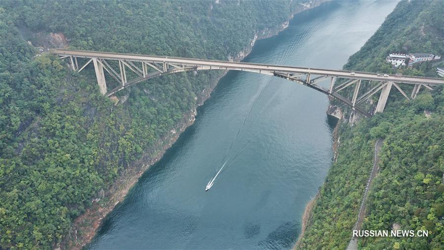 Окутанный туманом мост "Цзянцзехэ" в провинции Гуйчжоу