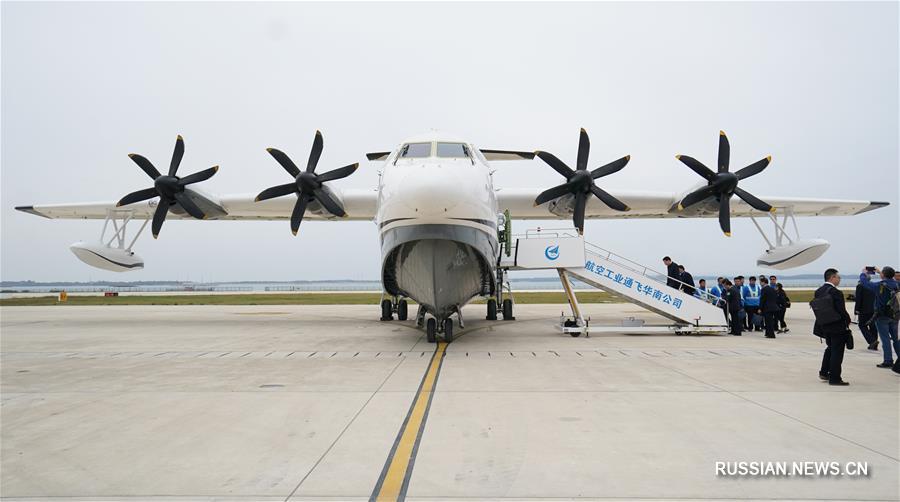 Китайский крупногабаритный самолет-амфибия совершил первый взлет с водной поверхности