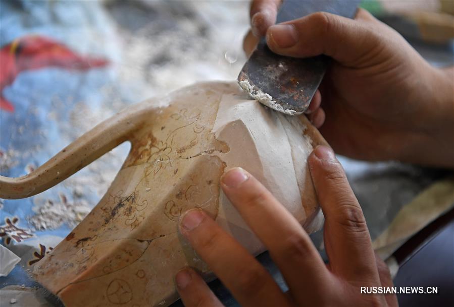 Восстановление древних фарфоровых изделий в городе Цзиндэчжэнь