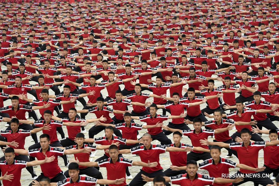 Коллективное выступление нескольких тысяч мастеров шаолиньского ушу в провинции Хэнань
