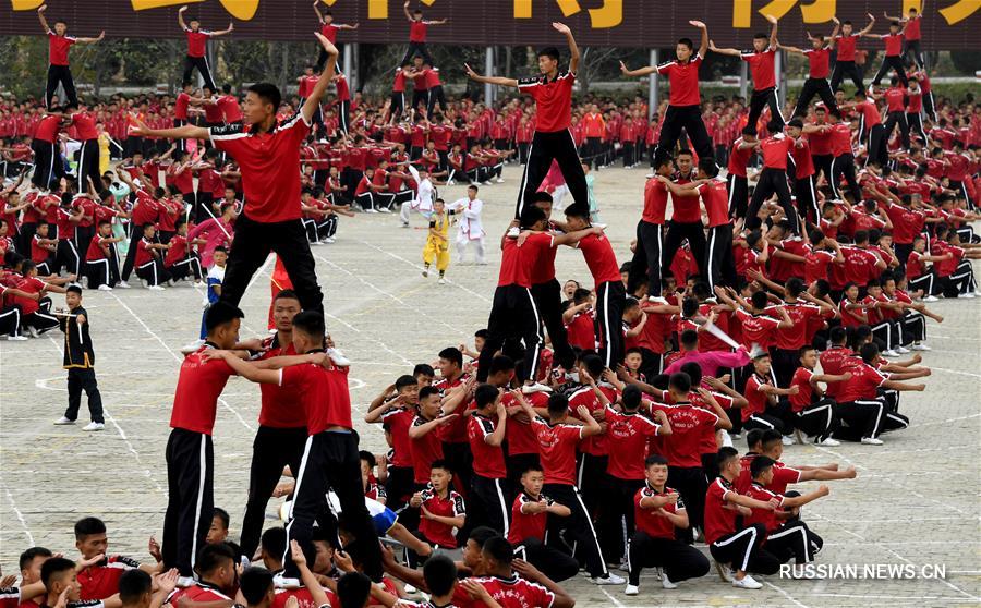 Коллективное выступление нескольких тысяч мастеров шаолиньского ушу в провинции Хэнань