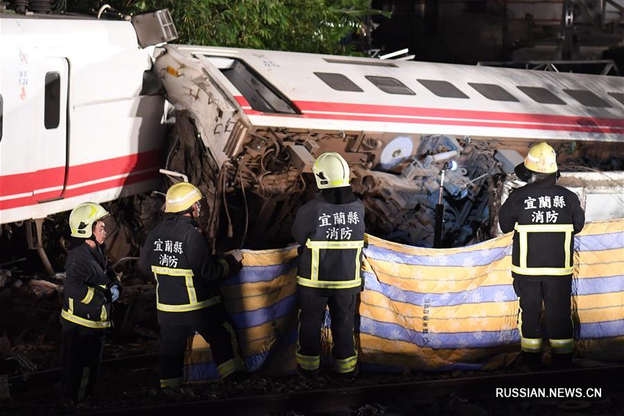 В результате схода с рельсов поезда на Тайване погибли 18 человек