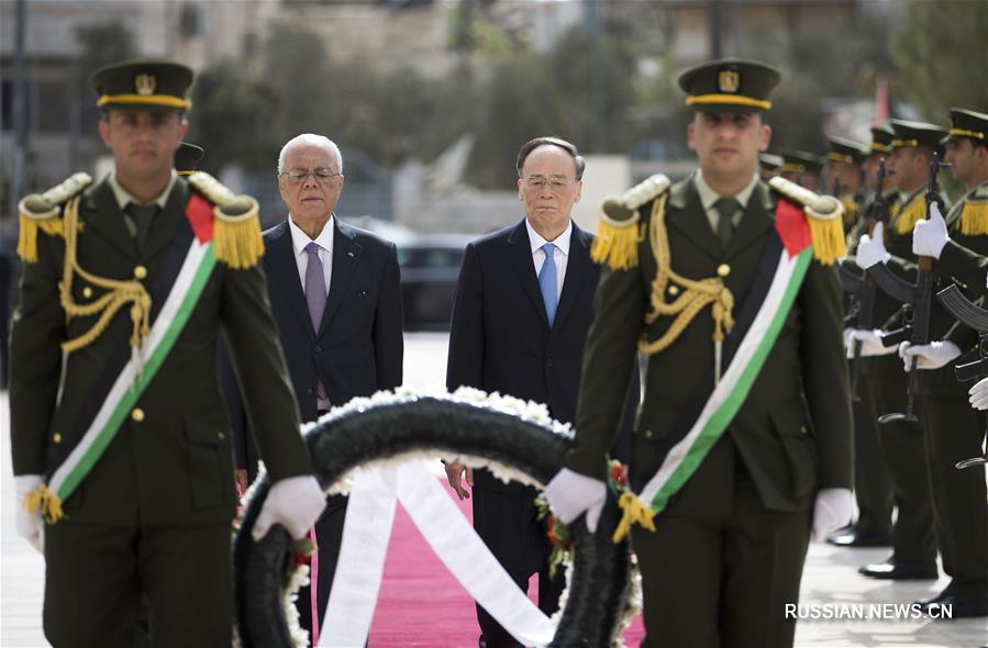 Зампредседателя КНР Ван Цишань встретился с премьер-министром Палестины 