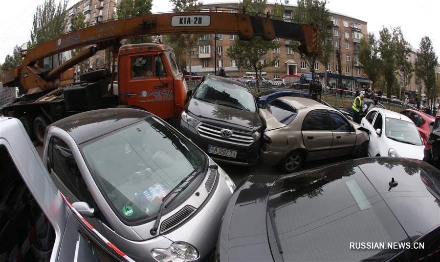 В центре Киева неисправный автокран смял 21 автомобиль