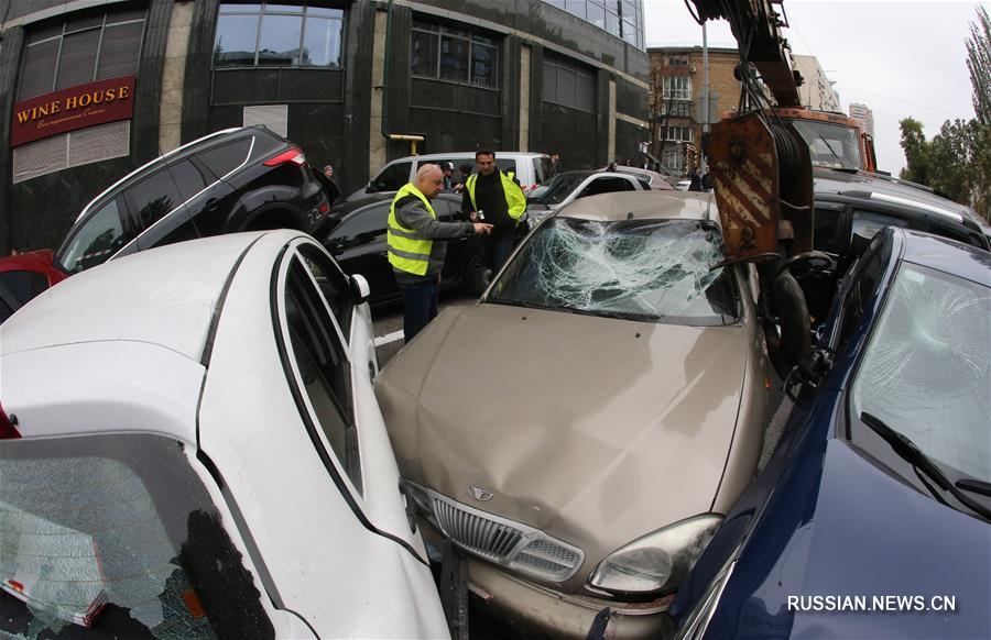 В центре Киева неисправный автокран смял 21 автомобиль