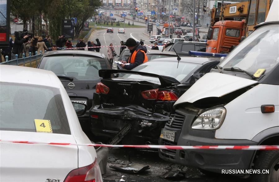 В центре Киева неисправный автокран смял 21 автомобиль