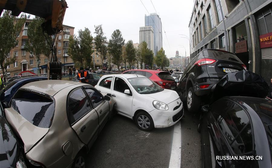 В центре Киева неисправный автокран смял 21 автомобиль
