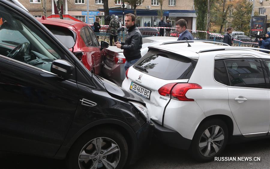 В центре Киева неисправный автокран смял 21 автомобиль