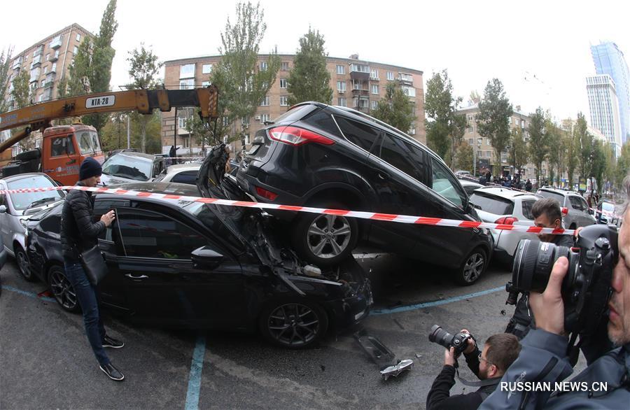 В центре Киева неисправный автокран смял 21 автомобиль