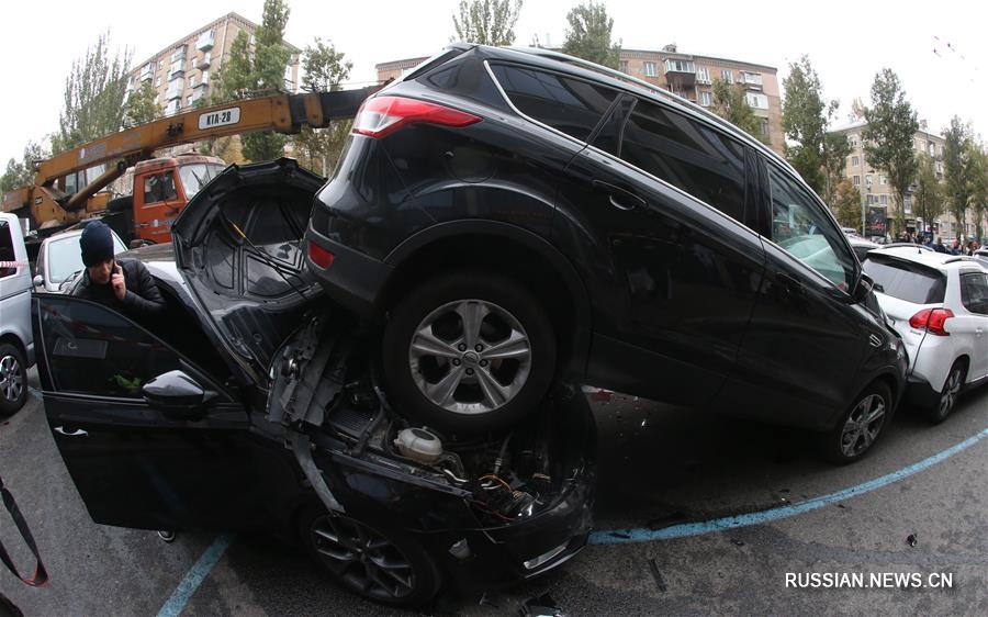 В центре Киева неисправный автокран смял 21 автомобиль