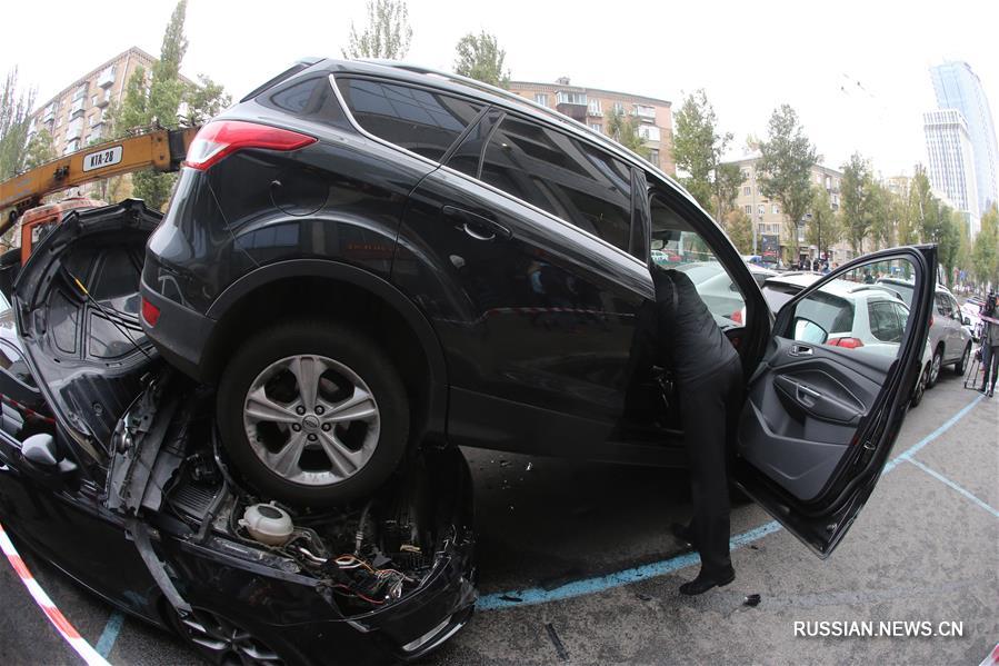 В центре Киева неисправный автокран смял 21 автомобиль
