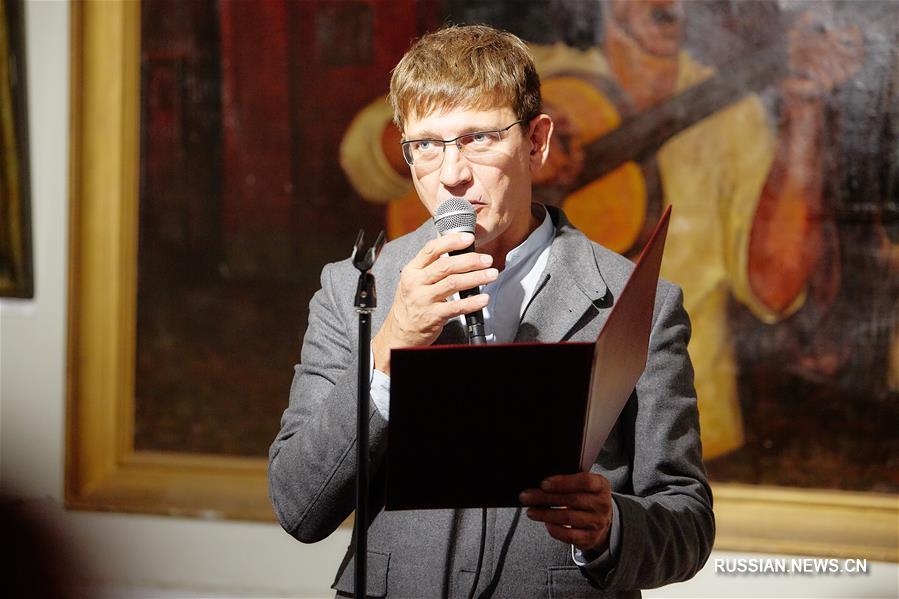 Во Владивостоке проходит выставка, посвященная 80-летию Приморского края