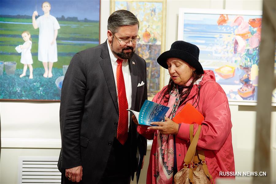 Во Владивостоке проходит выставка, посвященная 80-летию Приморского края