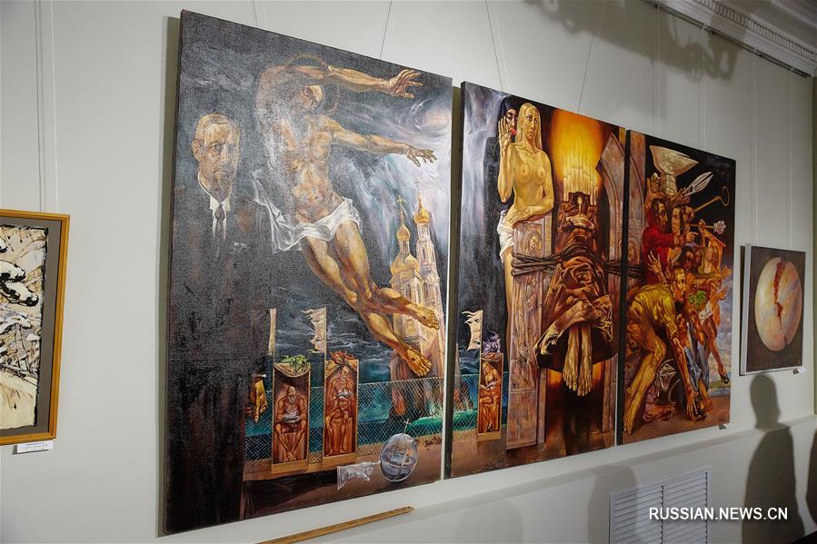 Во Владивостоке проходит выставка, посвященная 80-летию Приморского края