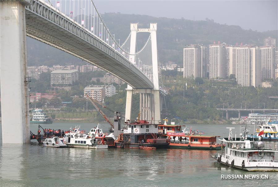 На месте падения автобуса в реку Янцзы идет поисково-спасательная операция 