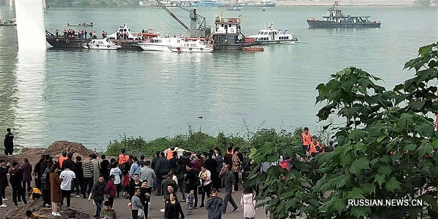 На месте падения автобуса в реку Янцзы идет поисково-спасательная операция 