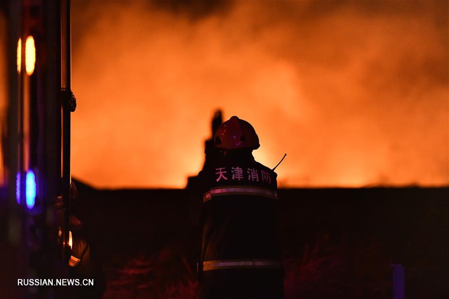 Пожар произошел на одном из складов в китайском городе Тяньцзинь