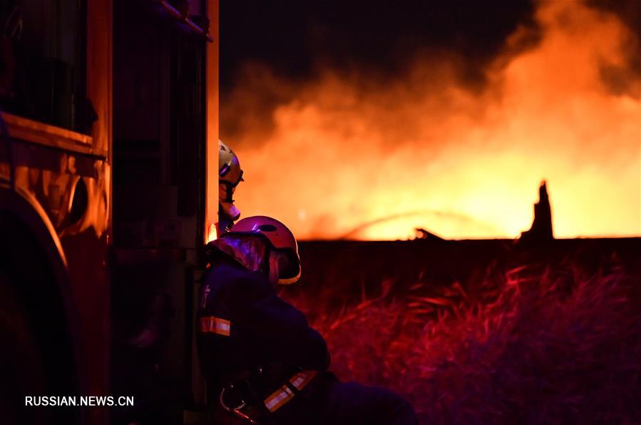 Пожар произошел на одном из складов в китайском городе Тяньцзинь