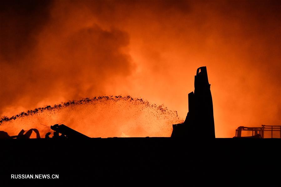 Пожар произошел на одном из складов в китайском городе Тяньцзинь