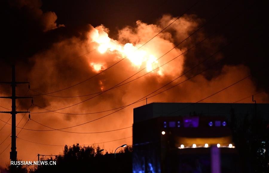 Пожар произошел на одном из складов в китайском городе Тяньцзинь