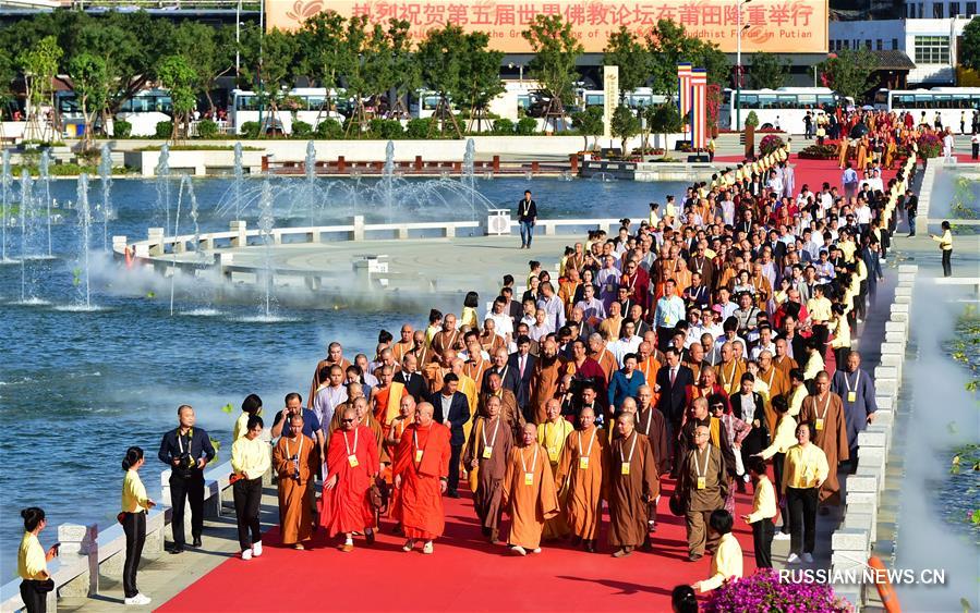 Свыше тысячи представителей принимают участие в пятом Всемирном буддийском форуме на востоке Китая