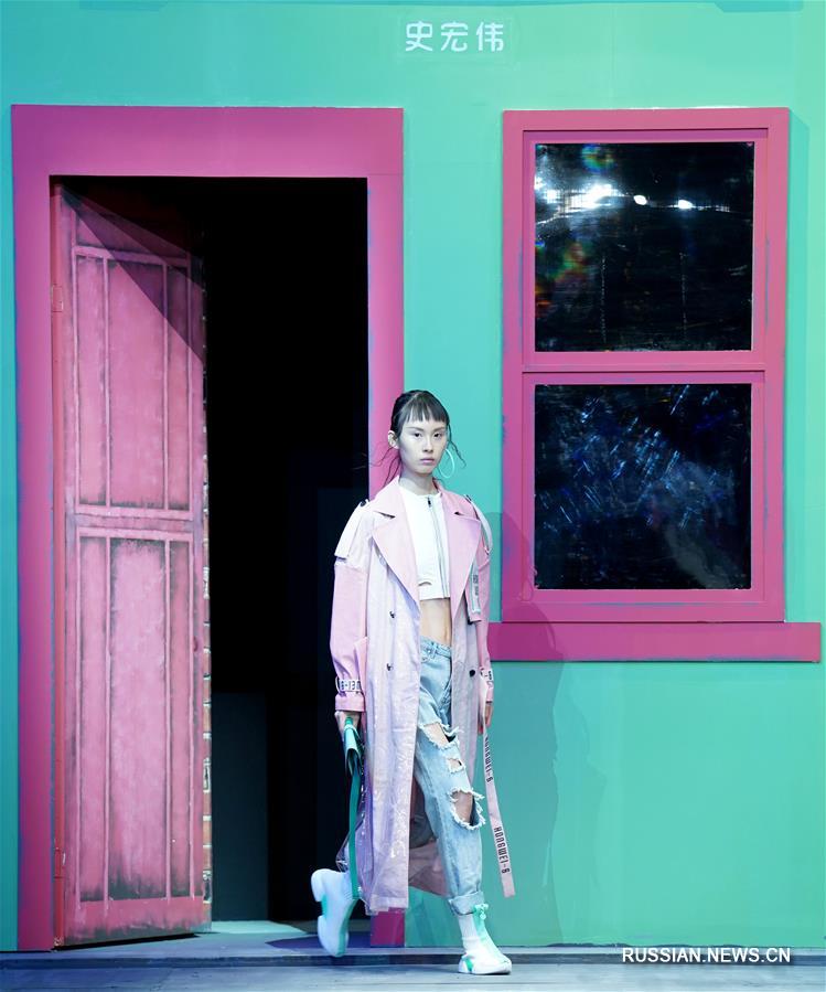Показ одежды от дизайнера Ши Хунвэя в Пекине