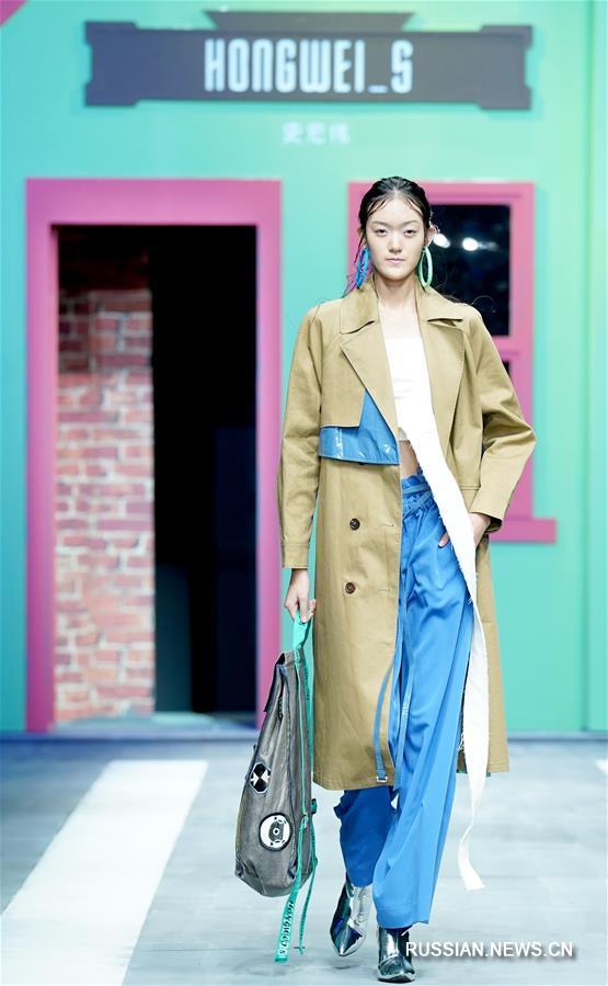 Показ одежды от дизайнера Ши Хунвэя в Пекине