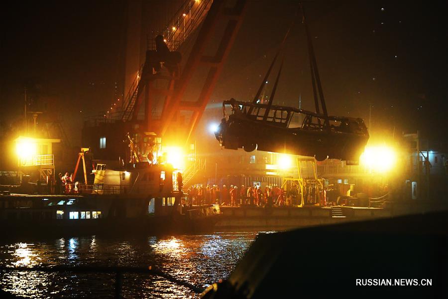 Упавший с моста автобус вытащили из реки Янцзы в Чунцине